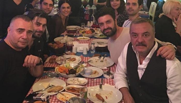 Eşkiya Dünyaya Hükümdar Olmaz'ın oyuncularının masadaki  'rakı'ları saklamaları sosyal medyada ti'ye alındı