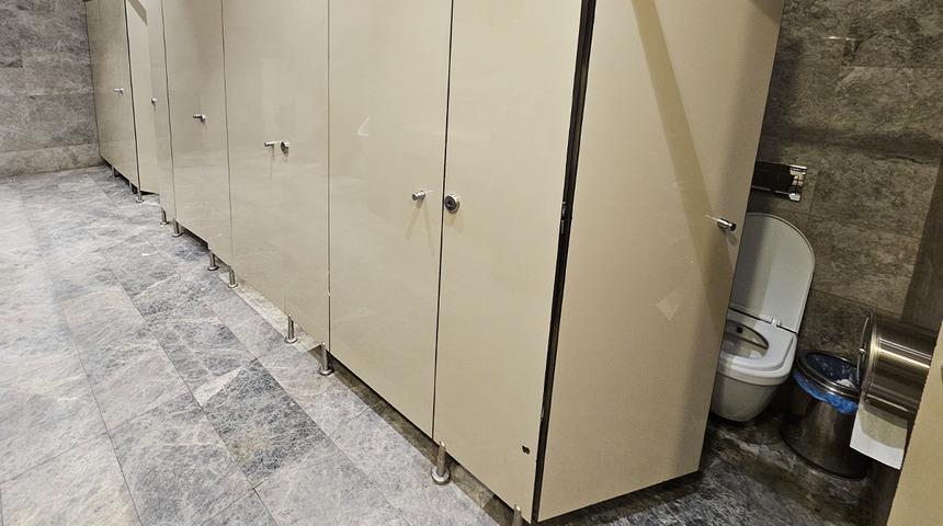 Edirne'de AVM'nin bayan tuvaletinde skandal: Cep telefonuyla görüntü almaya çalıştı!