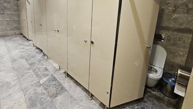 Edirne'de AVM'nin bayan tuvaletinde skandal: Cep telefonuyla görüntü almaya çalıştı!