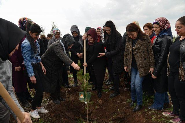 Lütfiye Atilla çocuklara ayakkabı dağıttı