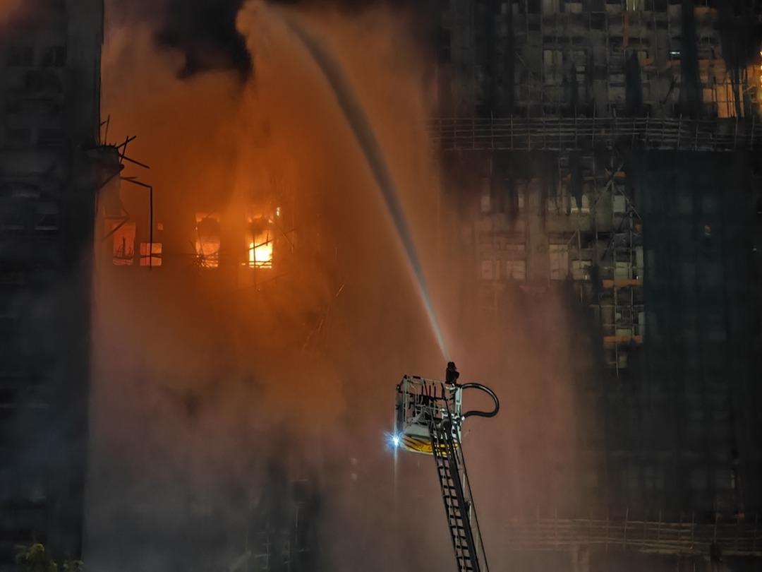 Hong Kong da sitede &ccedil;ıkan yangında hayatını kaybedenlerin sayısı 83&rsquo;e y&uuml;kseldi  1