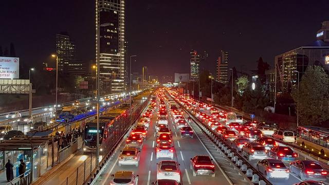 İstanbul'da akşam saatlerinde trafik yoğunluğu yüzde 83'e ulaştı