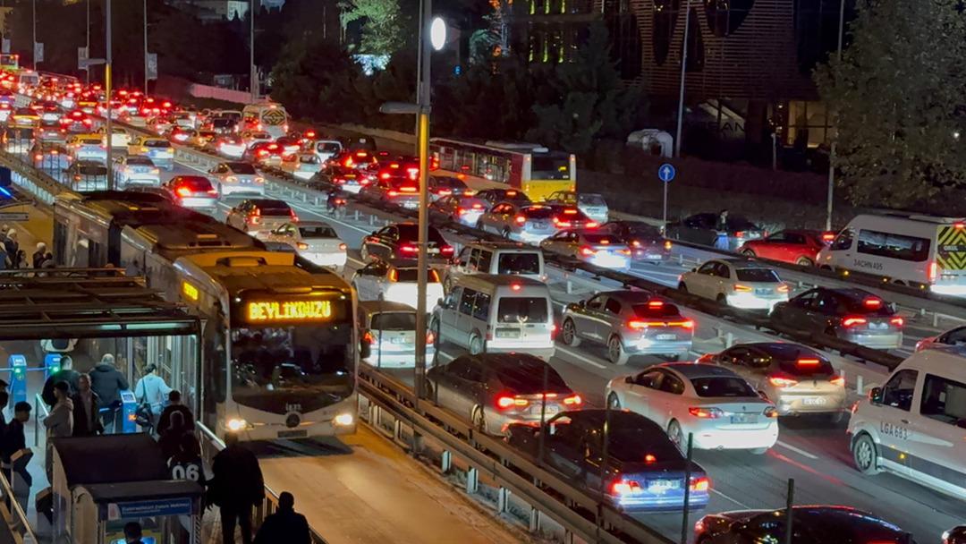 İstanbul da akşam saatlerinde trafik yoğunluğu yüzde 83 e ulaştı 1