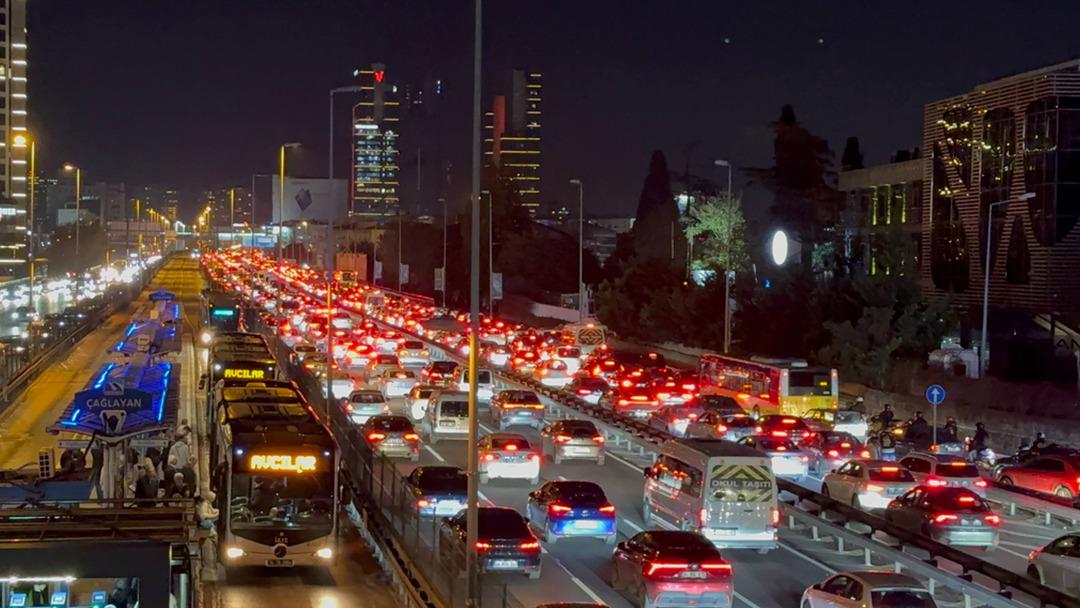 İstanbul da akşam saatlerinde trafik yoğunluğu yüzde 83 e ulaştı 2
