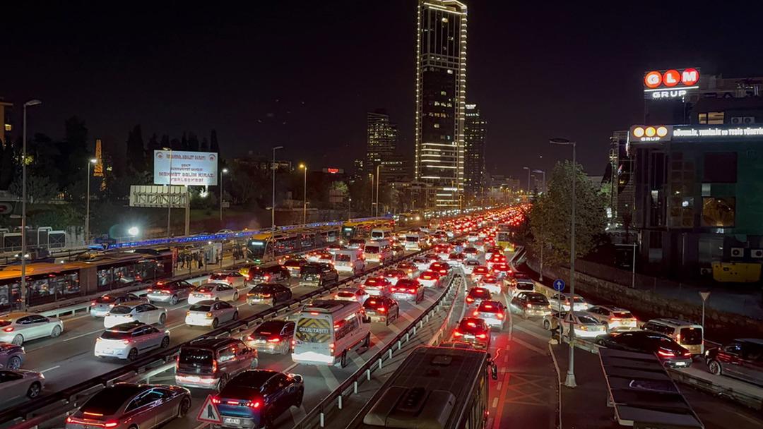 İstanbul da akşam saatlerinde trafik yoğunluğu yüzde 83 e ulaştı 3