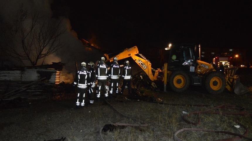 Ankara'da zihinsel engelli 3 kardeşin yaşadığı ev yanarak kül oldu