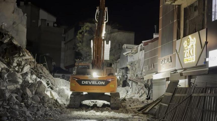 Aksaray Belediyesi&rsquo;nin kontrols&uuml;z yıkımı az kalsın d&uuml;kkanları yıkıyordu