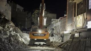 Aksaray Belediyesi’nin kontrolsüz yıkımı az kalsın dükkanları yıkıyordu