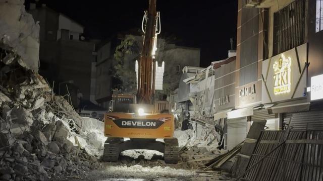 Aksaray Belediyesi’nin kontrolsüz yıkımı az kalsın dükkanları yıkıyordu