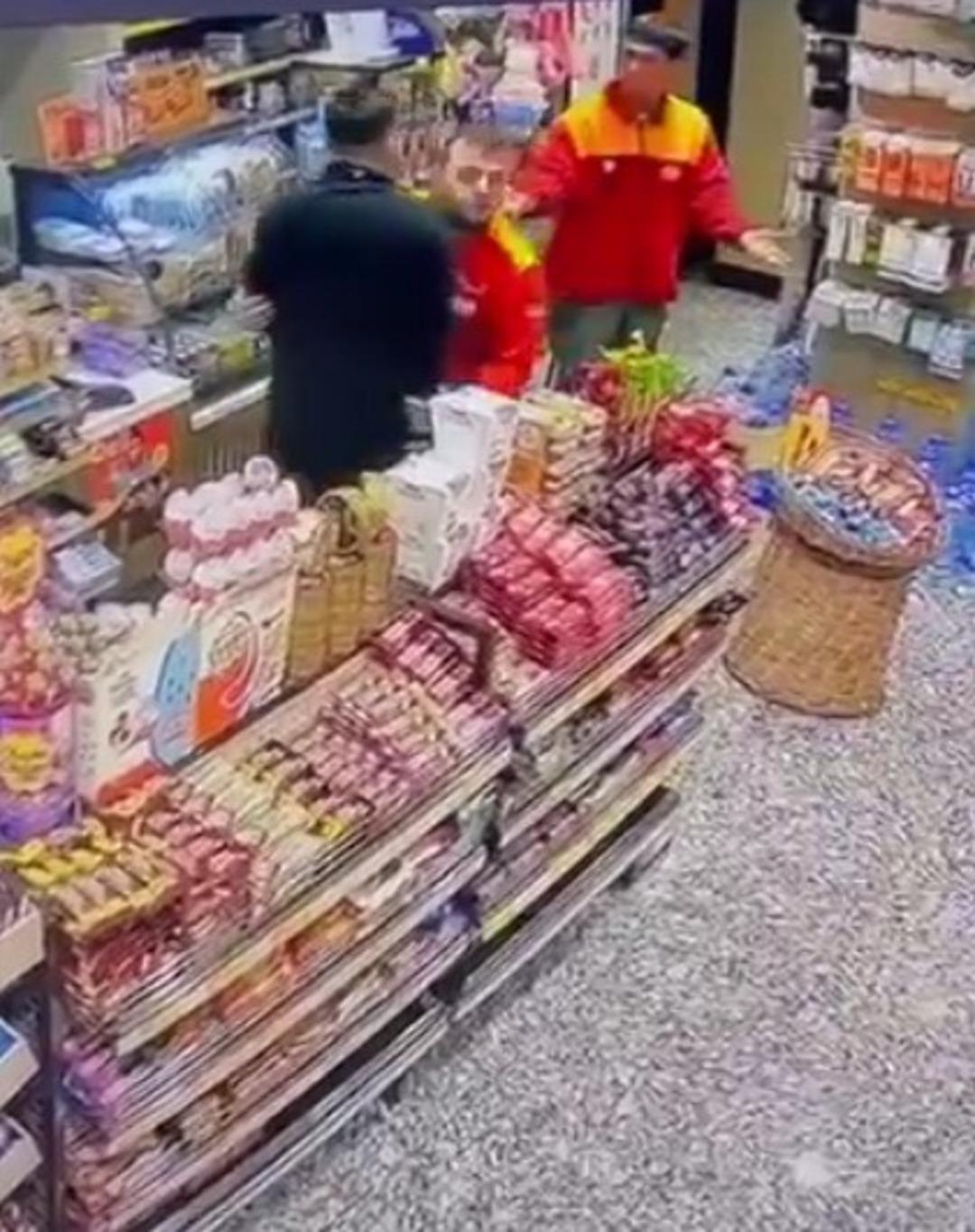 Alkollü müşteri, akaryakıt istasyonu birbirine kattı! Çalışanı darp etti 1