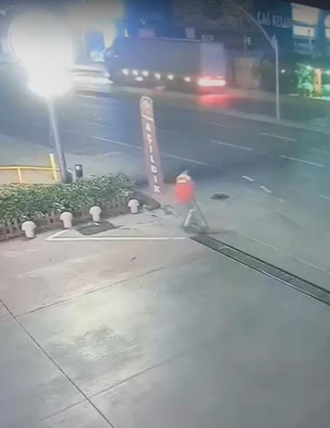 Alkoll&uuml; m&uuml;şteri, akaryakıt istasyonu &ccedil;alışanını b&ouml;yle darbetti 3