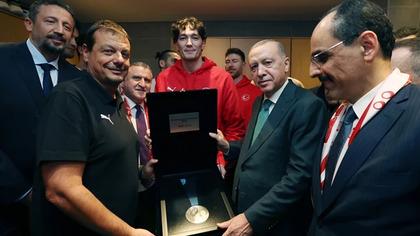 Cumhurbaşkanı Erdoğan, A Milli Erkek Basketbol Takımı'nı tebrik etti