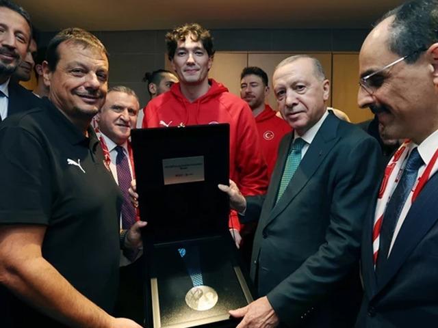 Erdoğan, A Milli Erkek Basketbol Takımı'nı tebrik etti