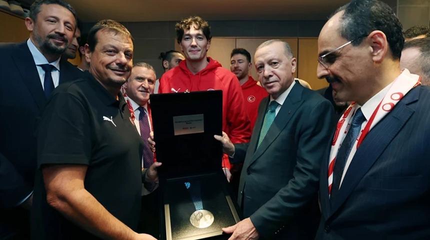 Cumhurbaşkanı Erdoğan, A Milli Erkek Basketbol Takımı'nı tebrik etti