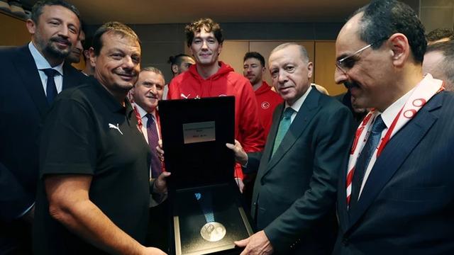 Cumhurbaşkanı Erdoğan, A Milli Erkek Basketbol Takımı'nı tebrik etti