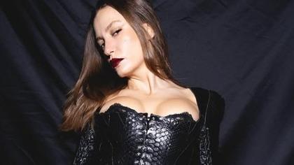 Serenay Sarıkaya'nın gözlükleri sosyal medyayı salladı! Fiyatı dudak uçuklattı