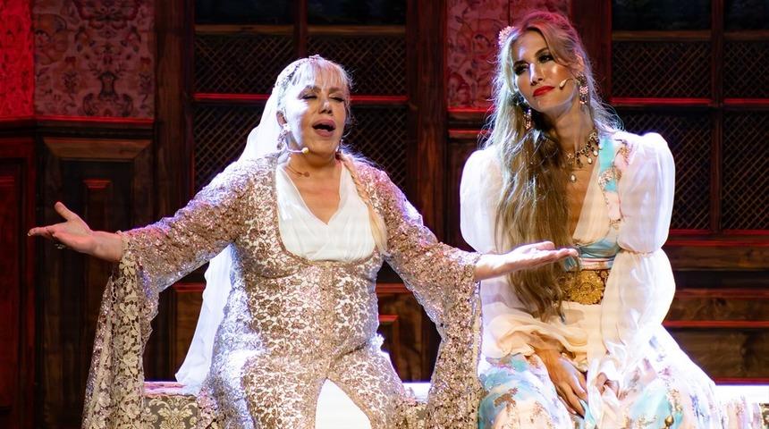 Yedi Kocalı Hürmüz müzikalinde kriz çıktı! Mine Koşan kovuldu! Sessizliğini bozdu