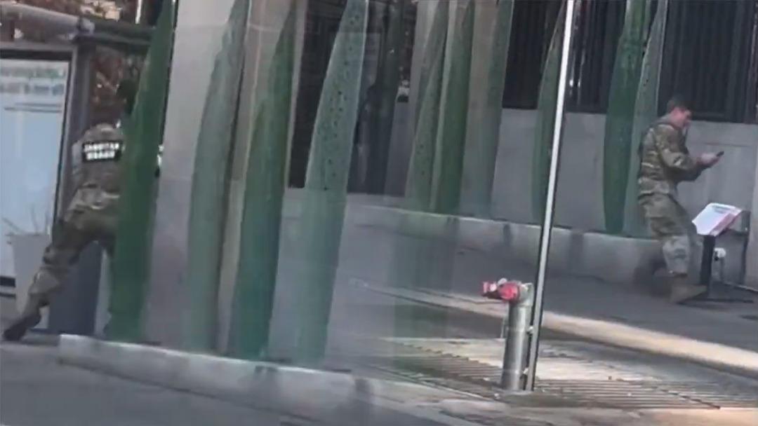 ABD yi karıştıran saldırının görüntüleri ortaya çıktı: Afgan saldırgan Ulusal Muhafızlara böyle pusu kurmuş 4