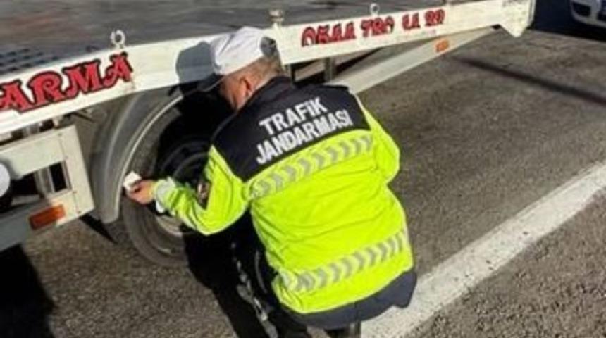 Ardahan&rsquo;da jandarmadan &lsquo;zorunlu kış lastiği&rsquo; denetimi