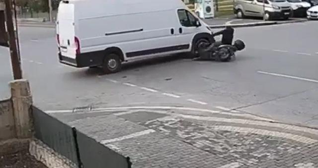 Hızla giden otomobil, kamyonun arkasına böyle girdi 1