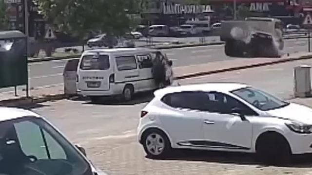 Hızla giden otomobil, kamyonun arkasına böyle girdi