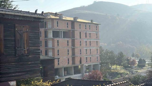 İnşaat çatısında tehlikeli çalışma kameraya yansıdı