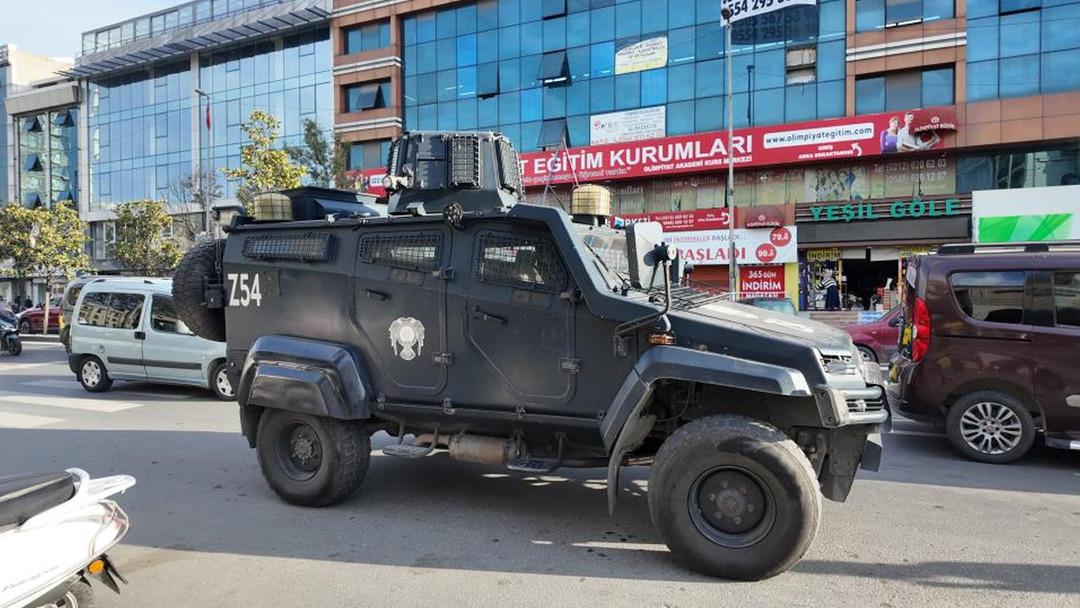Esenyurt ta bir otele pimi çekili halde el bombası atıldı 1