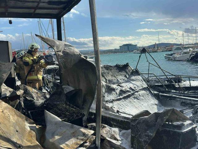 Çeşme’deki yangında 7 tekne alevlere teslim oldu 1