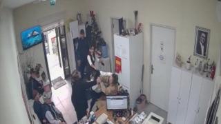 Pendik'te 'belge' krizi! Muhtara tekme tokat saldırdı