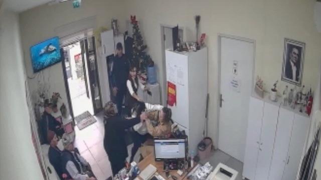 Pendik'te 'belge' krizi! Muhtara tekme tokat saldırdı