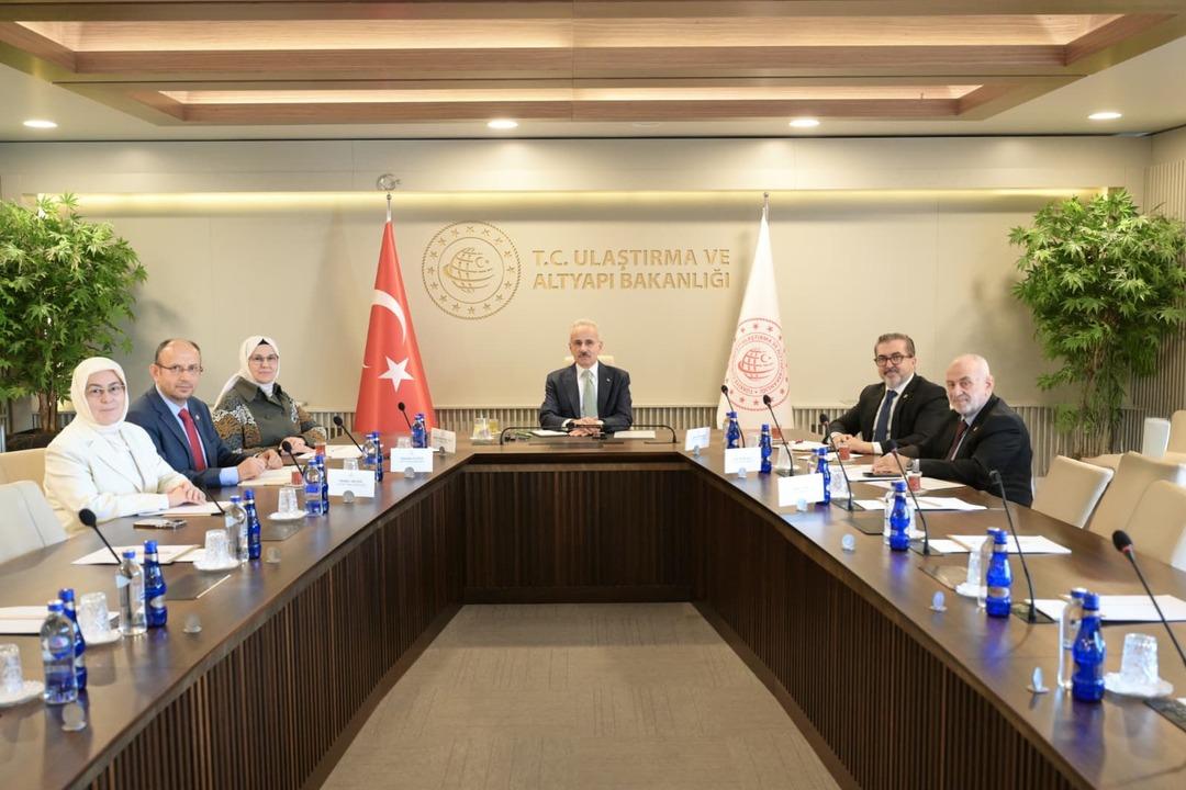 Sosyal medyada yaş sınırlaması hazırlığı! Bakan Uraloğlu ndan kritik görüşme 1