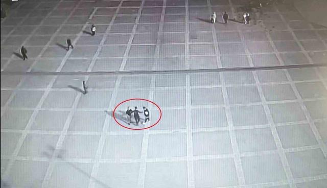 Meydandaki yumruklu kavgayı polis büyümeden önledi 2