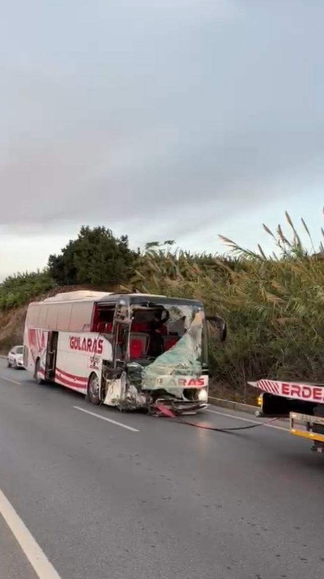 Alanya’da otobüs ile tır çarpıştı: 5 yaralı 5