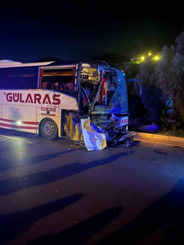 Alanya’da otobüs ile tır çarpıştı: 5 yaralı 4