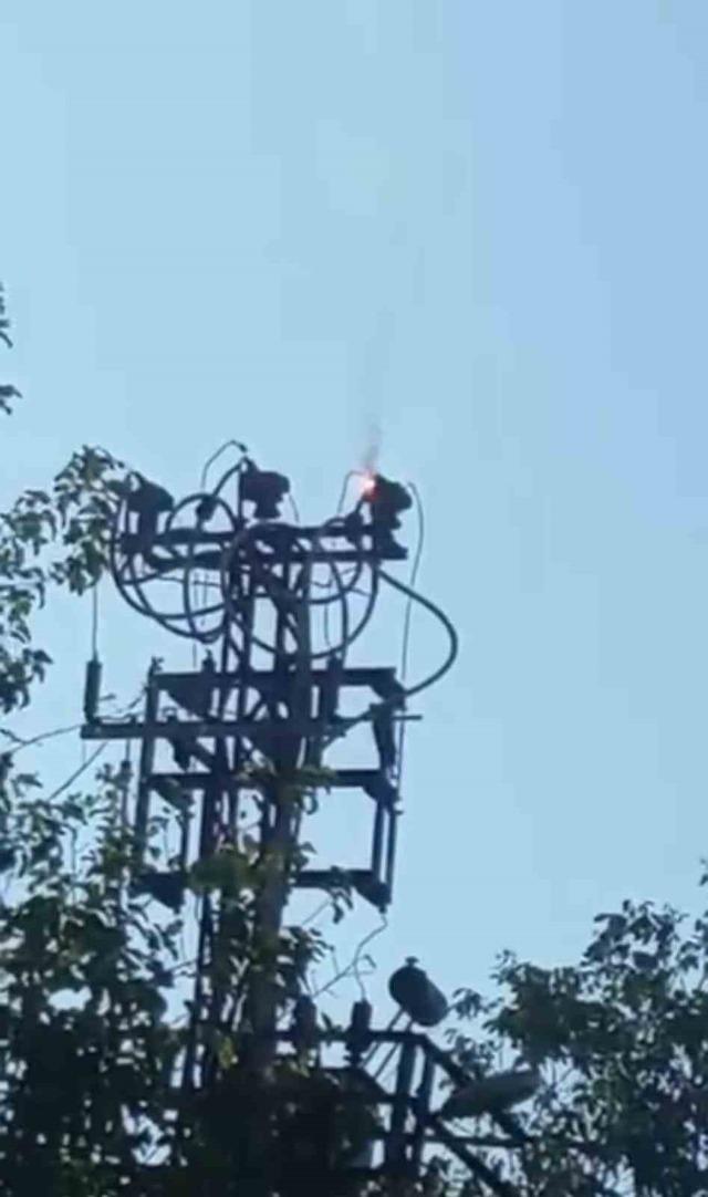 Siirt’te arıza nedeni ile elektrik direğinde yangın çıktı 1