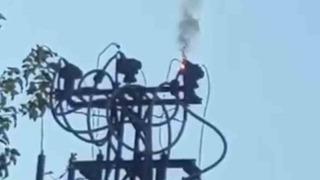 Siirt’te arıza nedeni ile elektrik direğinde yangın çıktı