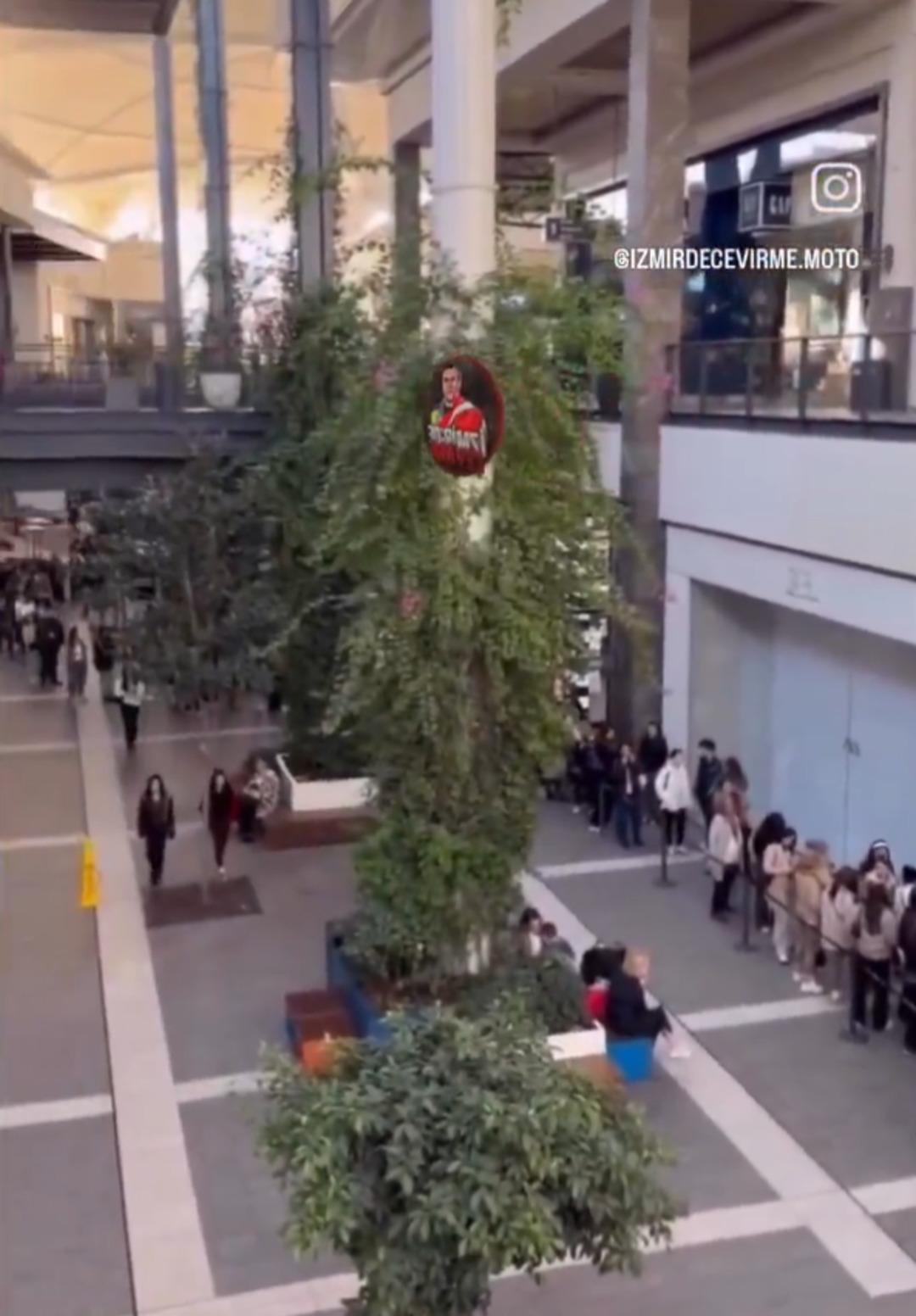 Black Friday indirim çılgınlığı! İzmir deki AVM de kuyruk oluştu 1