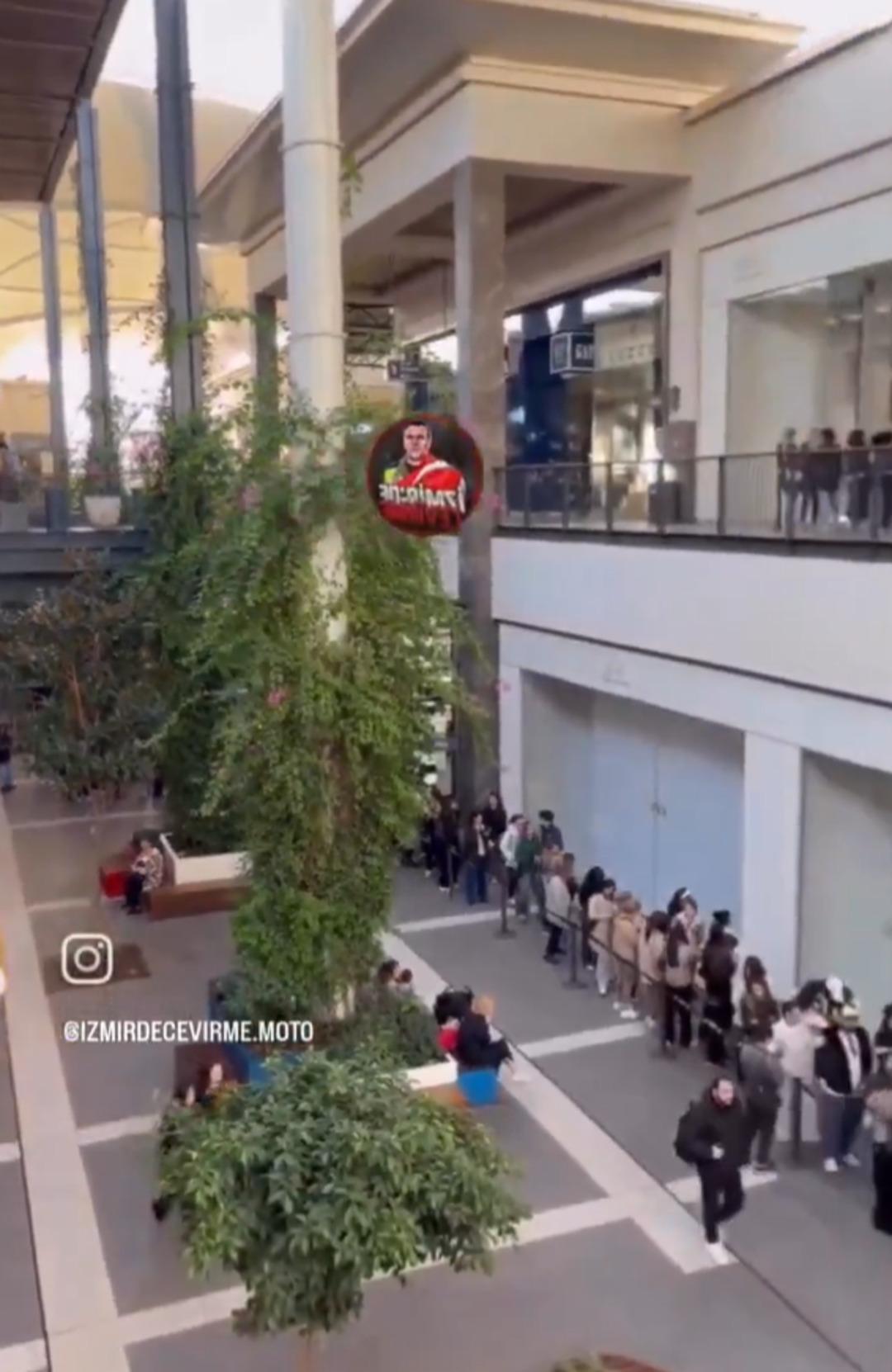 Black Friday indirim çılgınlığı! İzmir deki AVM de kuyruk oluştu 2