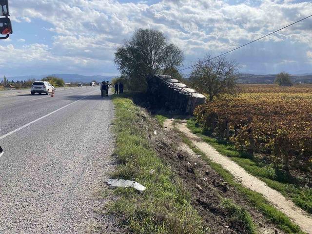 Alaşehir’de süt tankeri üzüm bağına uçtu 1