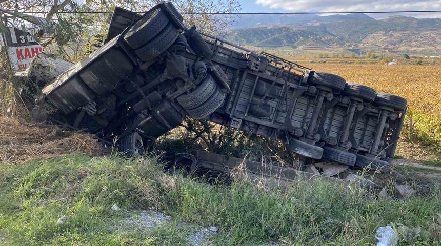Alaşehir’de süt tankeri üzüm bağına uçtu