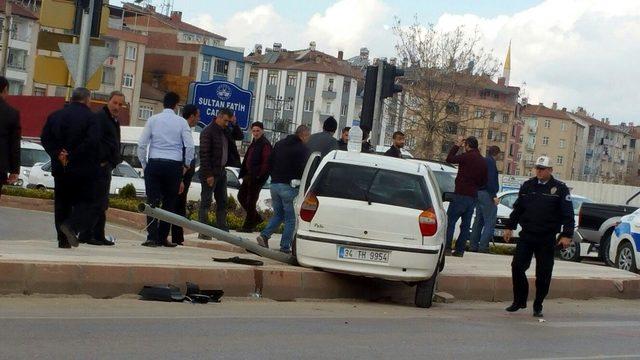 Ciple çarpışan otomobilin devirdiği direk yayanın üzerine düştü