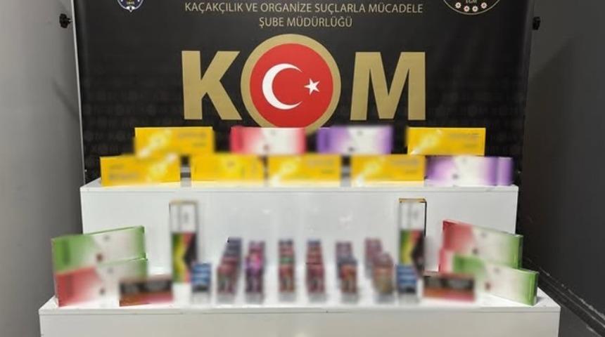 Isparta&rsquo;da bir evde yapılan aramada &ccedil;ok sayıda ka&ccedil;ak sigara ve elektronik sigara ele ge&ccedil;irildi