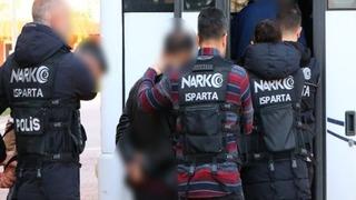 Isparta’da uyuşturucu suçlarından aranan 3 kişi yakalandı