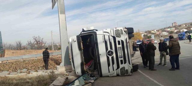 Pancar yüklü kamyon devrildi 1