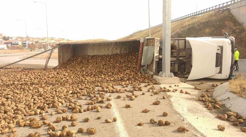 Pancar yüklü kamyon devrildi