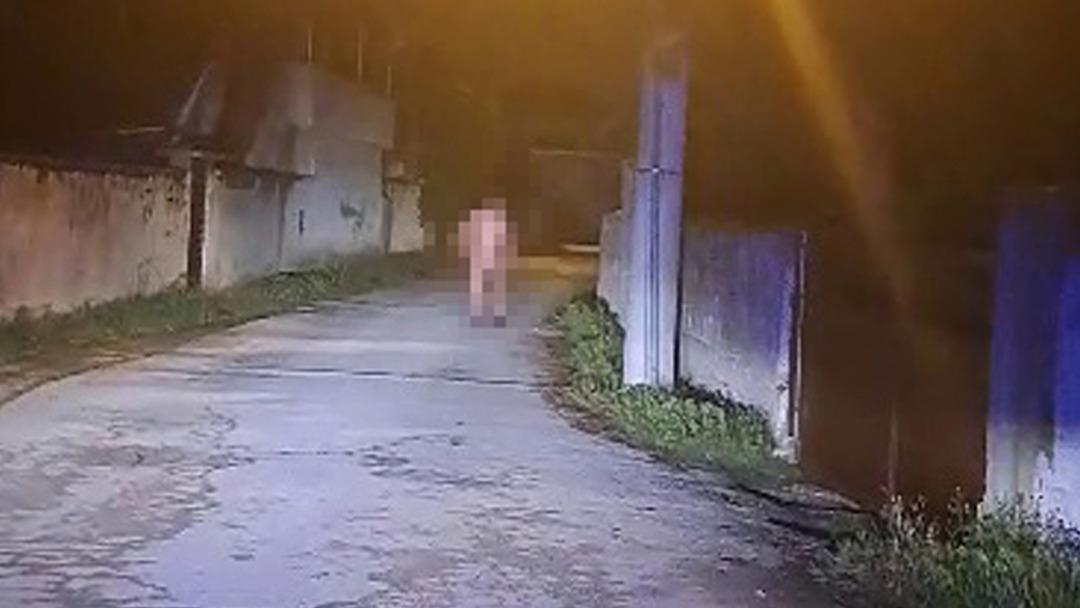 Yer: Düzce! Zabıtanın yakaladığı dilenci soyunarak kaçtı, mahallede çıplak koştu 2