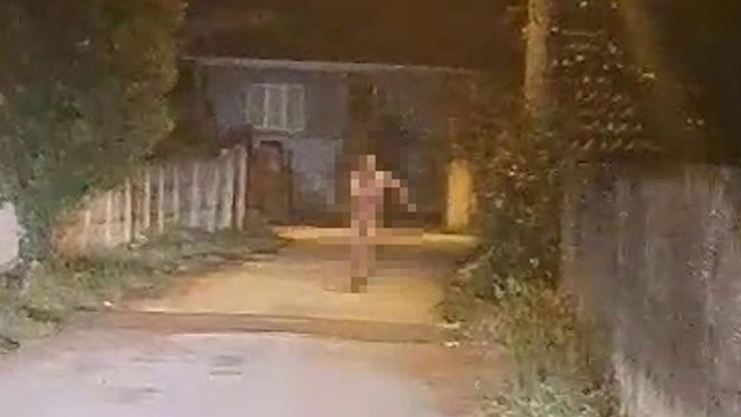 Yer: Düzce! Zabıtanın yakaladığı dilenci soyunarak kaçtı, mahallede çıplak koştu 3