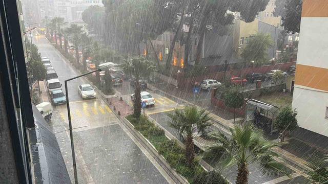 Edremit’te kuvvetli sağanak yağış etkili oluyor 2