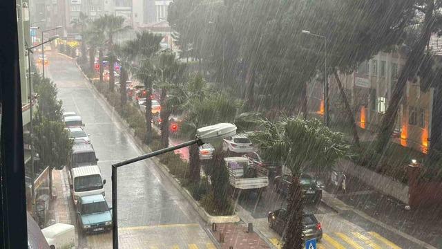 Edremit’te kuvvetli sağanak yağış etkili oluyor 1