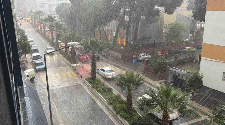 Edremit’te kuvvetli sağanak yağış etkili oluyor